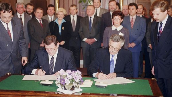 25. listopadu 1992 – „Federální shromáždění přijalo ústavní zákon o zániku ČSFR“